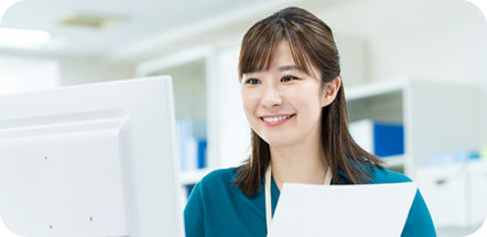 デスクで事務作業を行う職員の写真