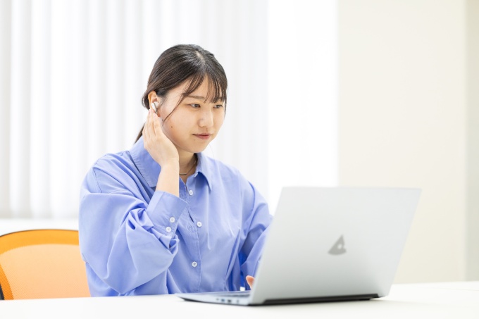給与計算完了データのチェック・オンライン相談に対応する社会保険労務士法人エンジーのスタッフ