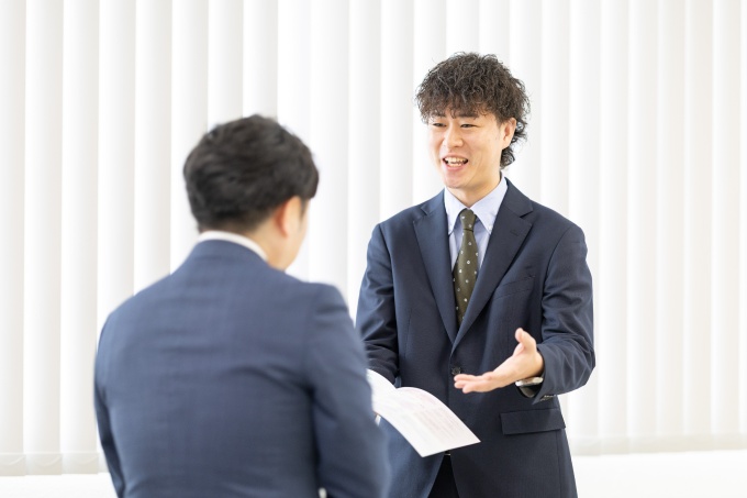 名古屋の介護・福祉事業所向けに社労士・行政書士の変更相談を受けるエンジーの専門スタッフ